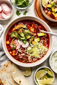Photo d'un plat de Pozole, le ragoût de fête au Mexique