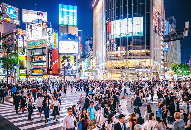 Foules traversant le passage piéton de Shibuya à Tokyo, Japon