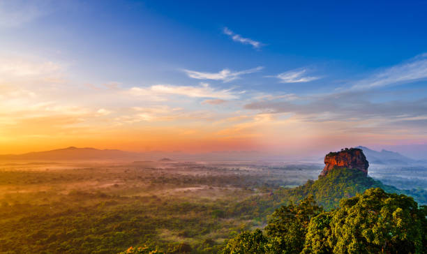 Vue du lever du soleil sur le rocher de Sigiriya depuis le rocher de Pidurangala au Sri Lanka