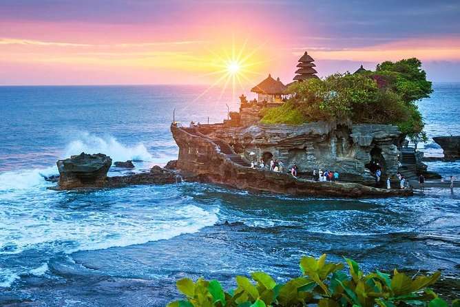 Le Tanah Lot est un îlot d’Indonésie situé près de l’île de Bali et sur lequel est construit un temple hindouiste : le Pura Tanah Lot.