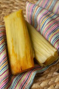Photo de tamal qui est une papillote indigène d'Amérique préhispanique.