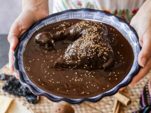 Plat avec une sauce Mole, une sauce à base de piment, cacao, sésame, cacahuète, tomate et tortilla.